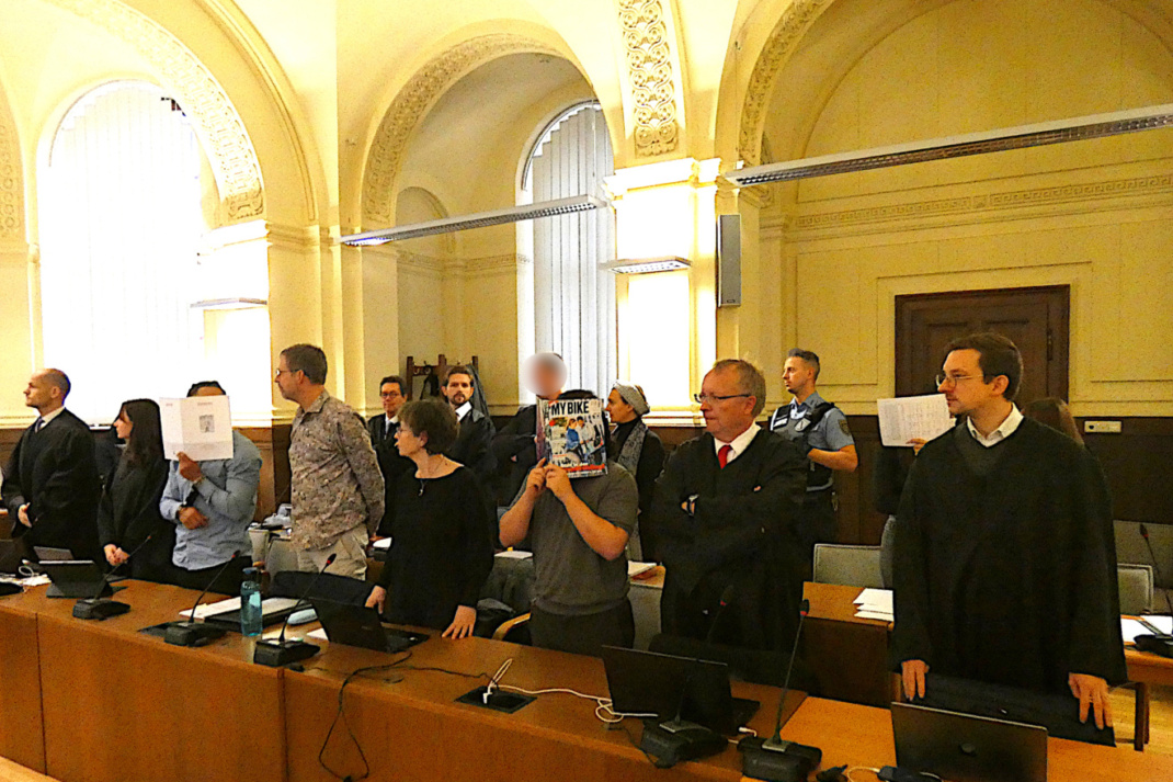 Angeklagte im großen Gerichtssaal.