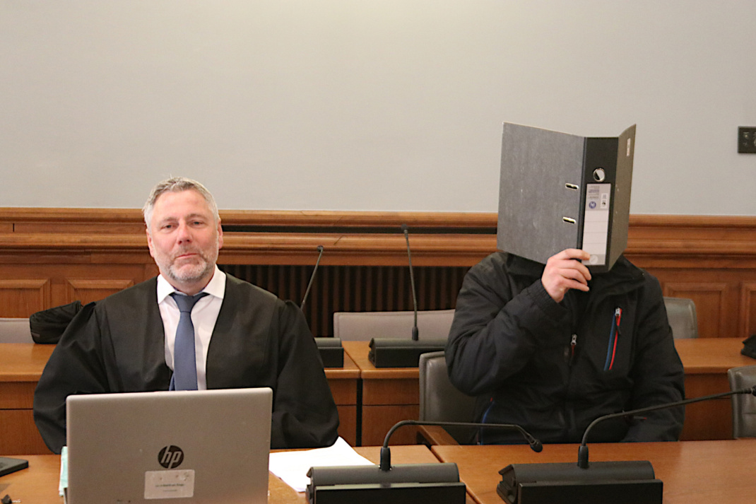 Angeklagter vor Gericht mit seinem Verteidiger.