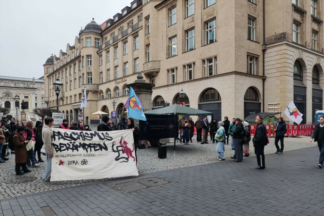 Demo mit Banner, Versammlung von Personen.