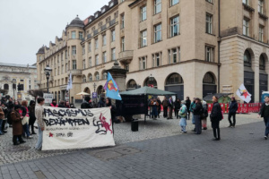 Demo mit Banner, Versammlung von Personen.