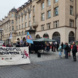 Demo mit Banner, Versammlung von Personen.