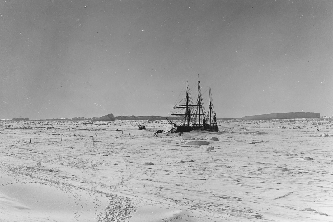 Das im Eis eingefrorene Forschungsschiff "Gauß". Foto: Leibniz-Institut für Länderkunde