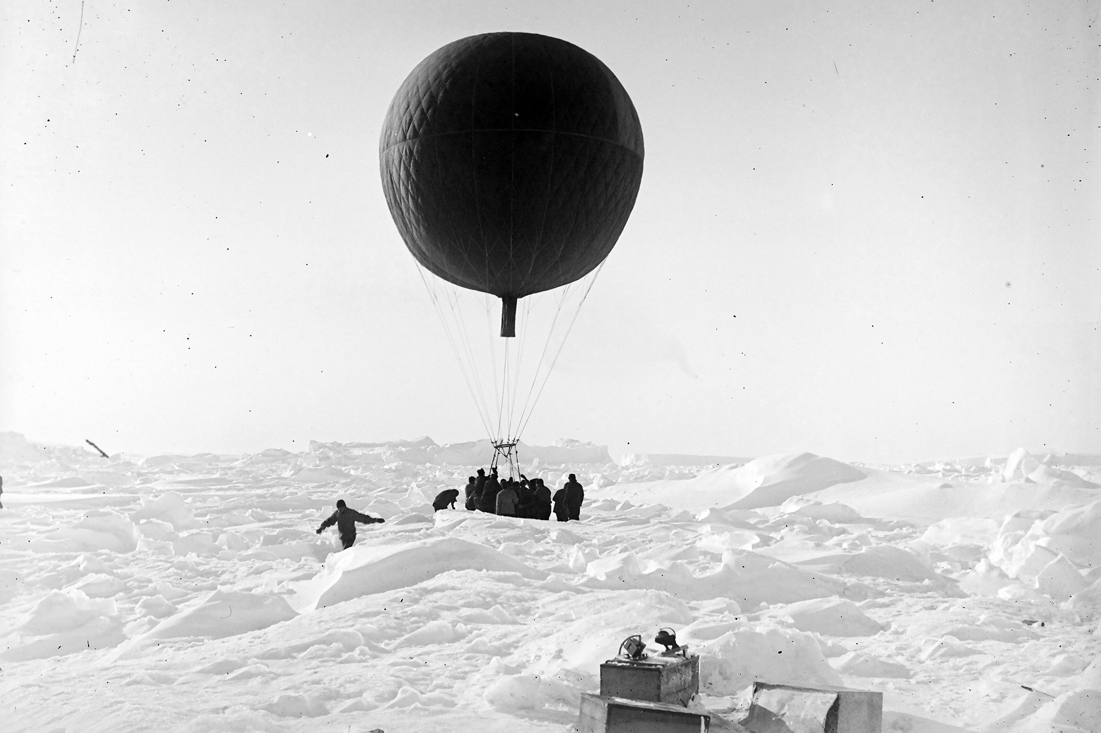 Vorbereitungen zum Start eines Fesselballons (29.03.1902). Foto: Leibniz-Institut für Länderkunde