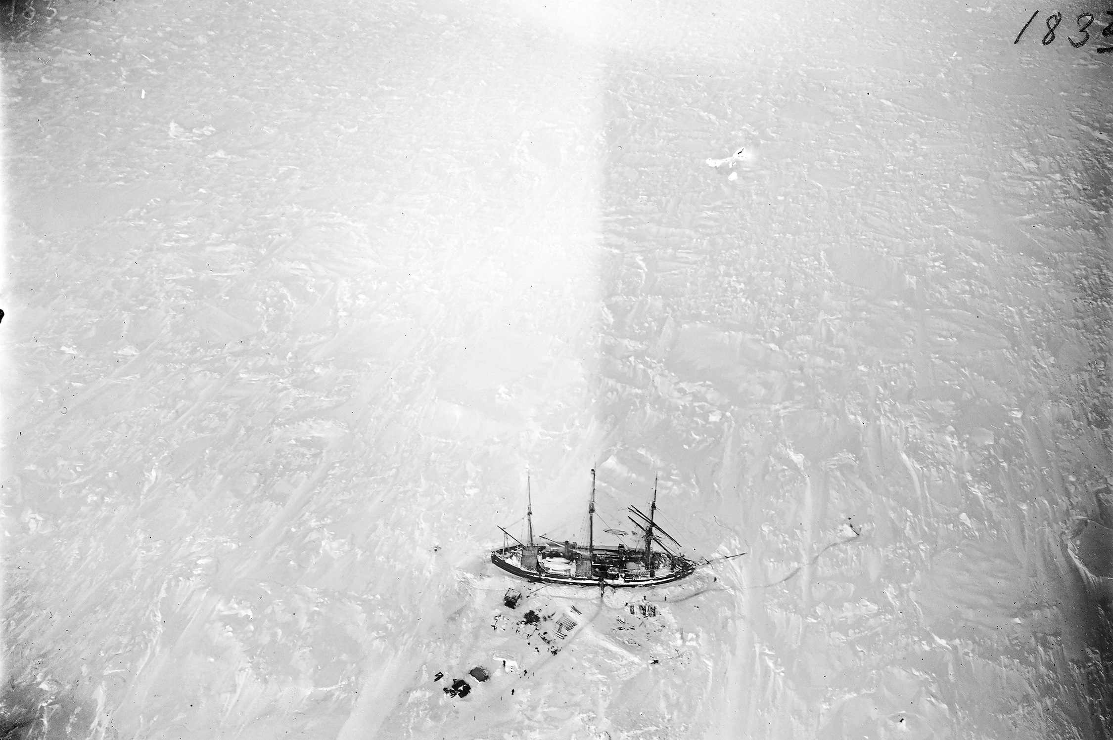 Die eingefrorene Gauß aus dem Fesselballon fotografiert. Foto: Leibniz-Institut für Länderkunde