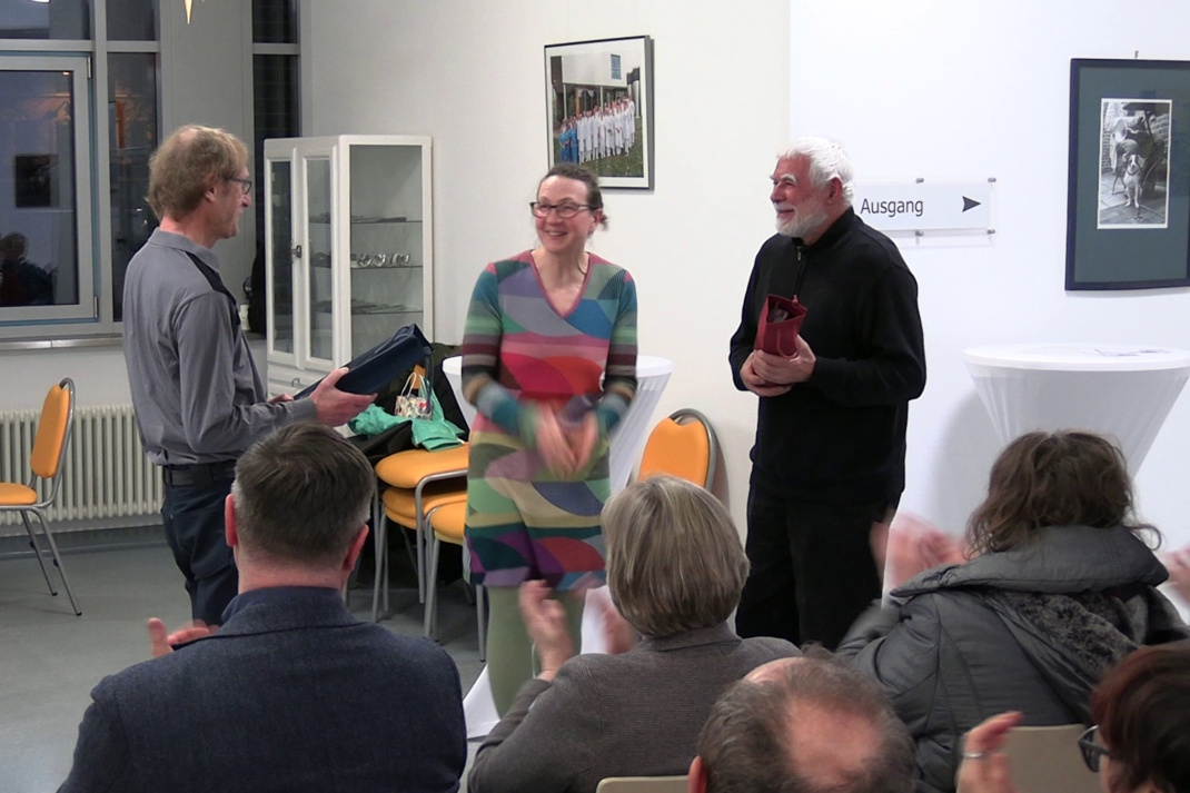 Zu sehen sind hier Helmut Junker, Dr. med. Ria Hennebach und Roland Steckel bei der Eröffnung der Ausstellung im Diakonissenkrankenhaus.