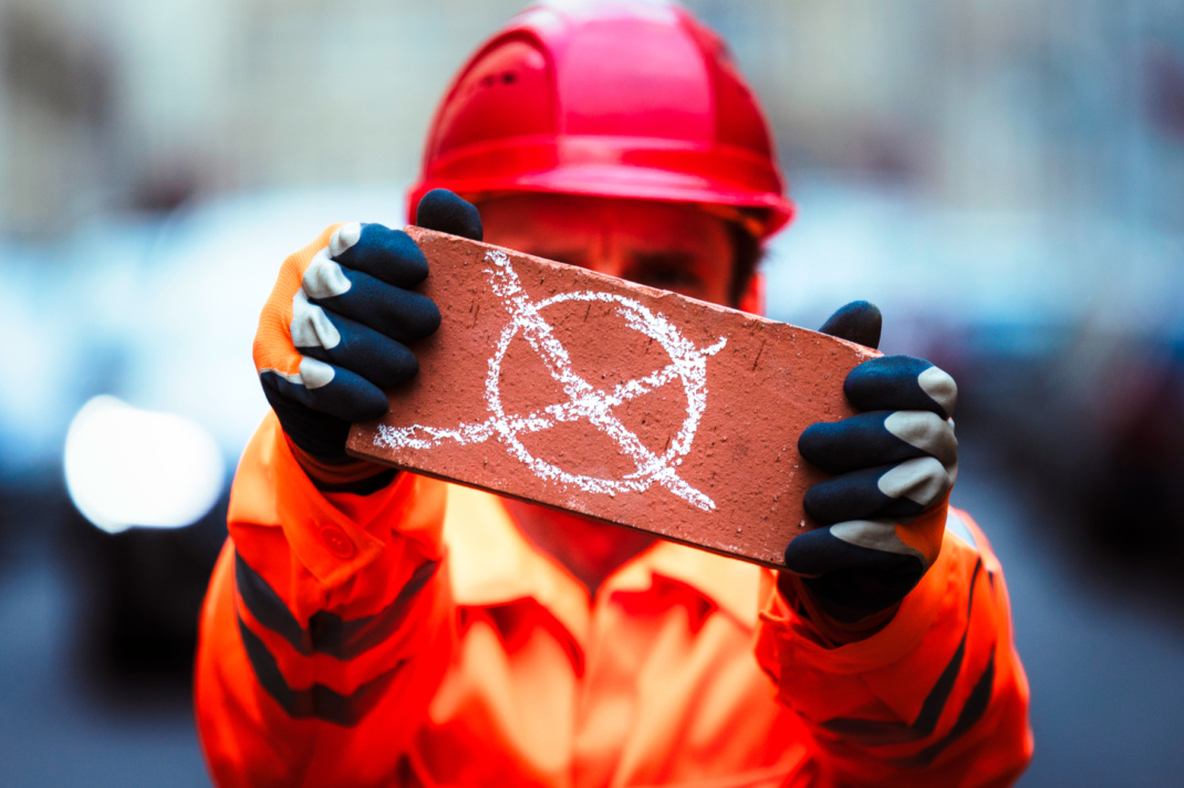 Was das Wahlkreuz mit dem Mauerstein zu tun hat: „Bei der Bundestagswahl geht es auch darum, wie viele Wohnungen in Leipzig künftig neu gebaut werden“, sagt die IG BAU. Die Gewerkschaft fordert von der neuen Bundesregierung ein Neubau-Konjunkturprogramm. Foto: IG BAU | Florian Göricke