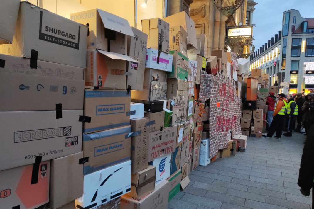 Eine Brandmauer aus Kartons vor der Leipziger CDU-Zentrale am, 30. Januar. Foto: LZ