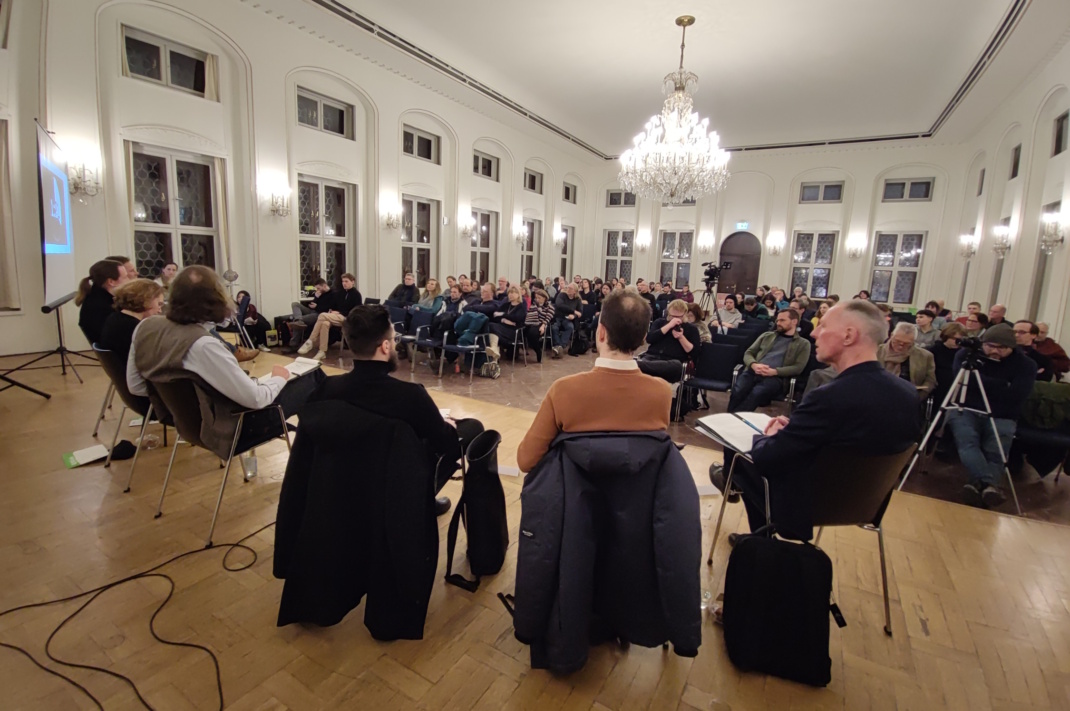 Podiumsdiskussion des BUND Leipzig zur Bundestagswahl in der Alten Börse., Teilnehmer von hinten auf der Bühne und das Publikum im Hintergrund.