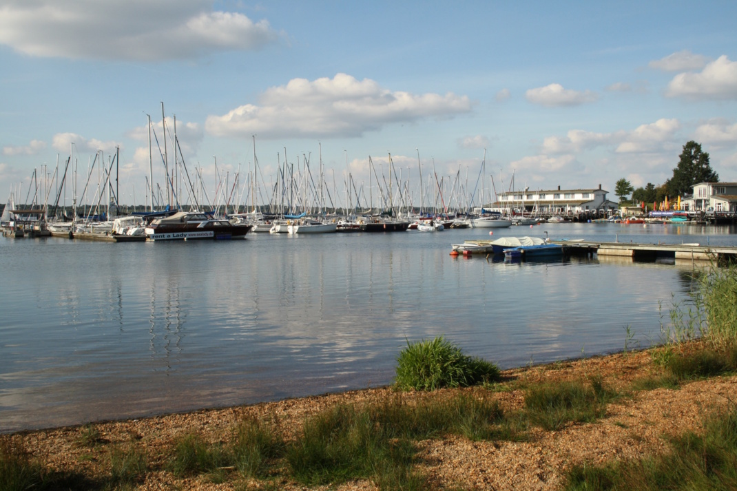 Am Markkleeberger Südufer des Cospudener Sees. Uferlandschaft mit Schiffen.