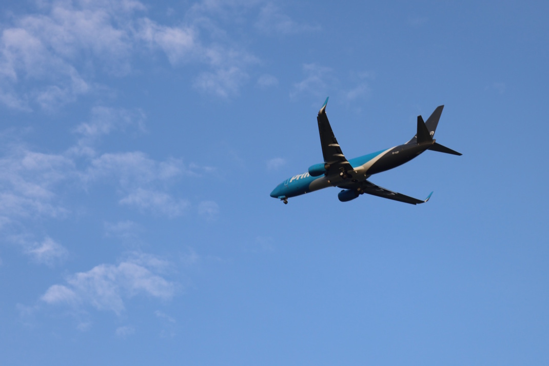 Frachtflieger im Anflug auf den Flughafen Leipzig / Halle. Foto: Ralf Julke