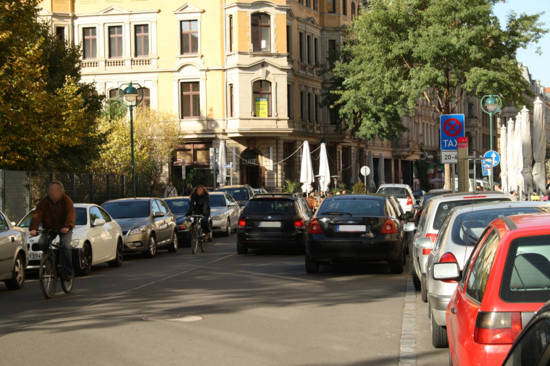 Stark zugeparkte Seitenstraße, Radfahrer.