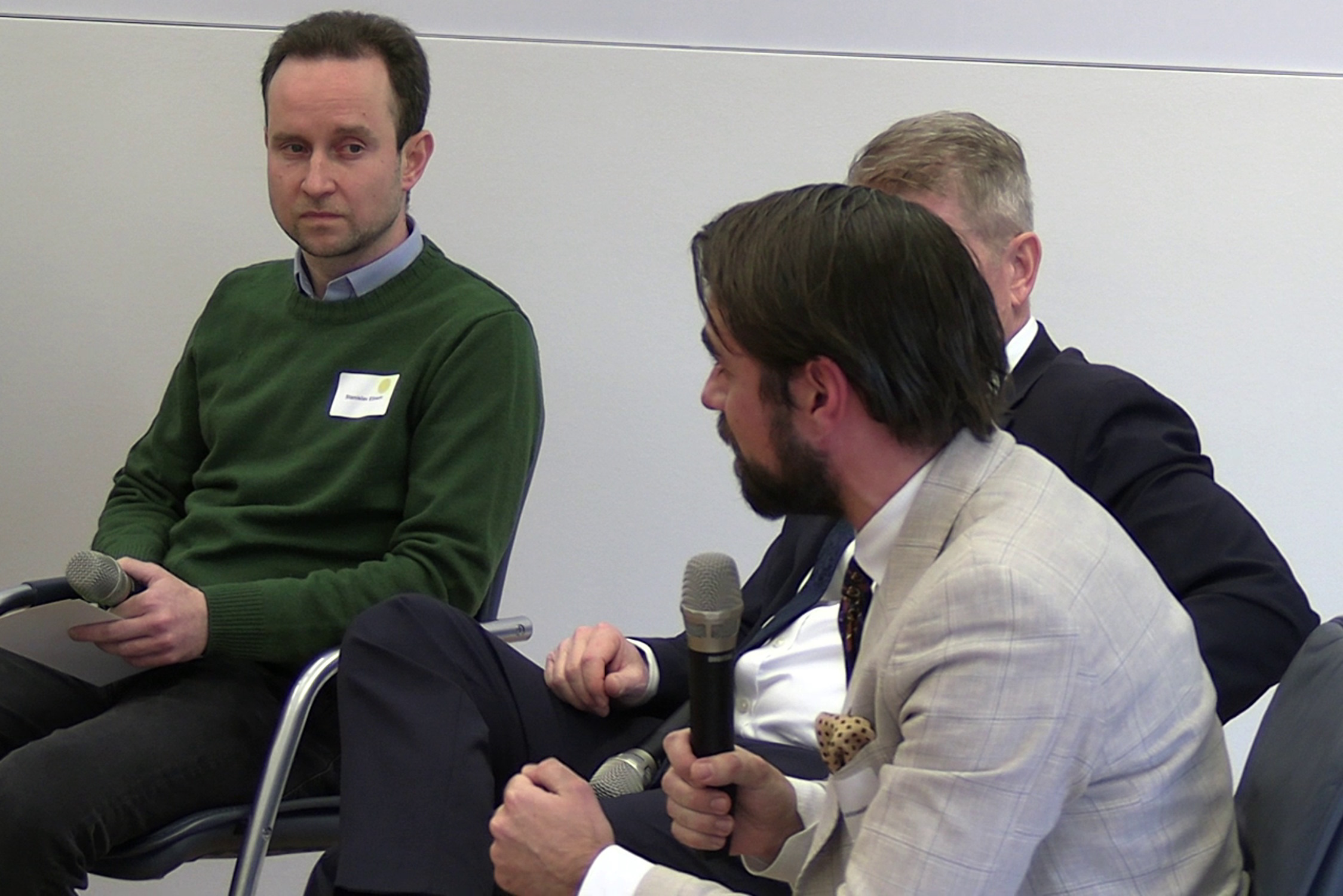 Max Jankowski am Mikro. Links: Stanislav Elinson (Bündnis 90/Die Grünen). Foto: Thomas Köhler