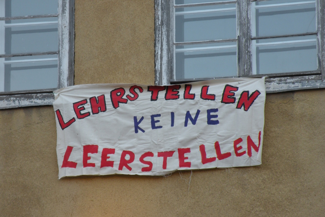 Protest-Transparent an Hauswand.