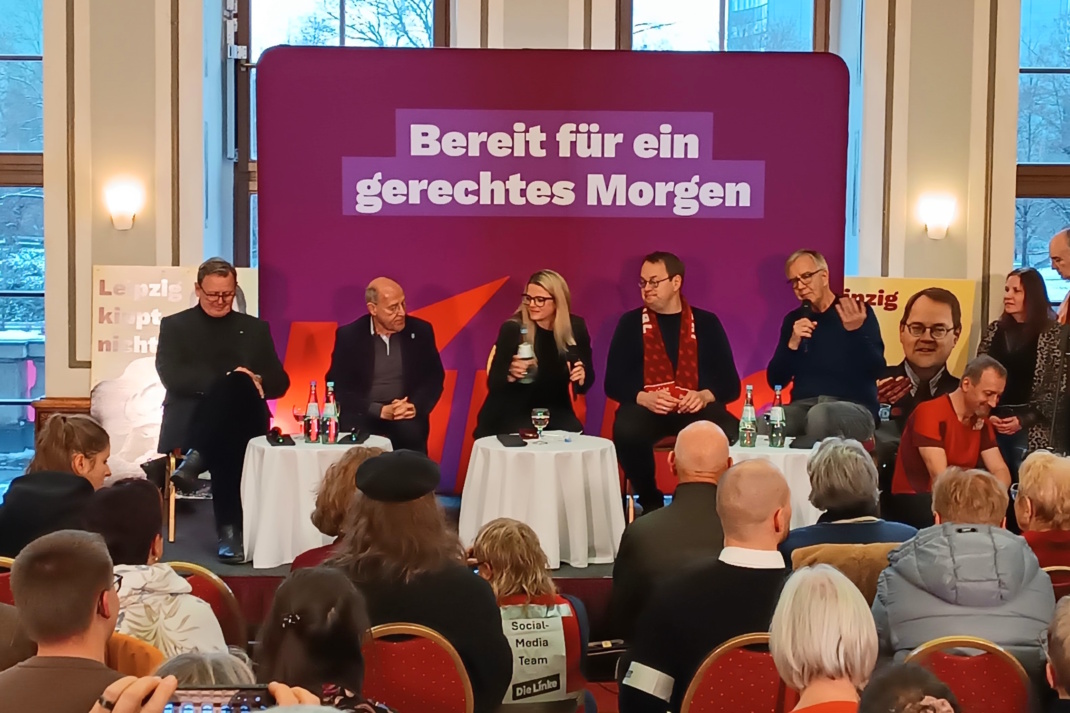 Podium mit Zuschauern in einem Raum.