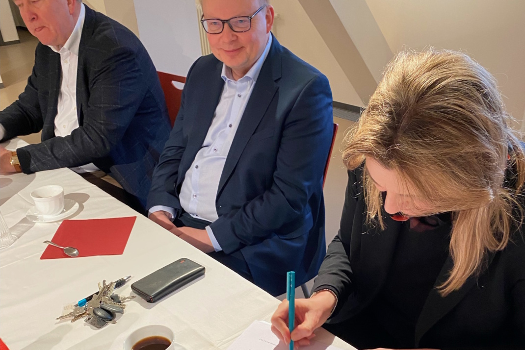 Unterzeichnung der Unterstützungserklärung durch Alexandra Mehnert. Foto: Vereinigte Domstifter zu Merseburg und Naumburg