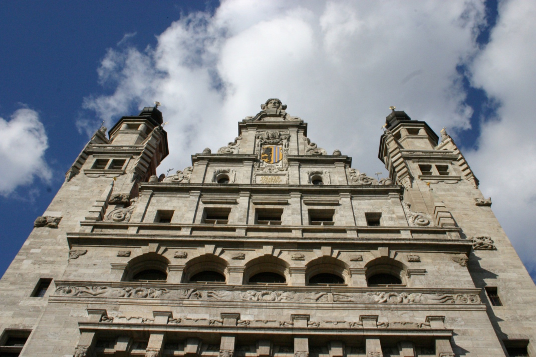 Fassade des Neuen Rathauses Leipzig in schrägem Winkel. blauer Himmel und Wolken.