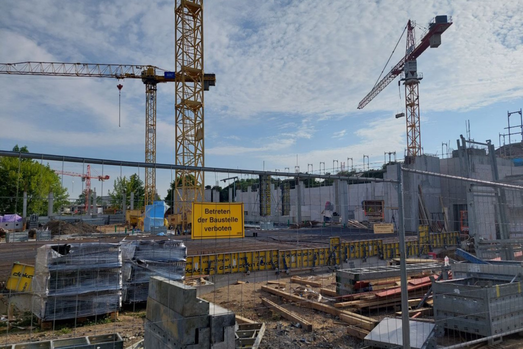 Baustele für die Parkstadt in Dösen. Baustelle mit Kränen-