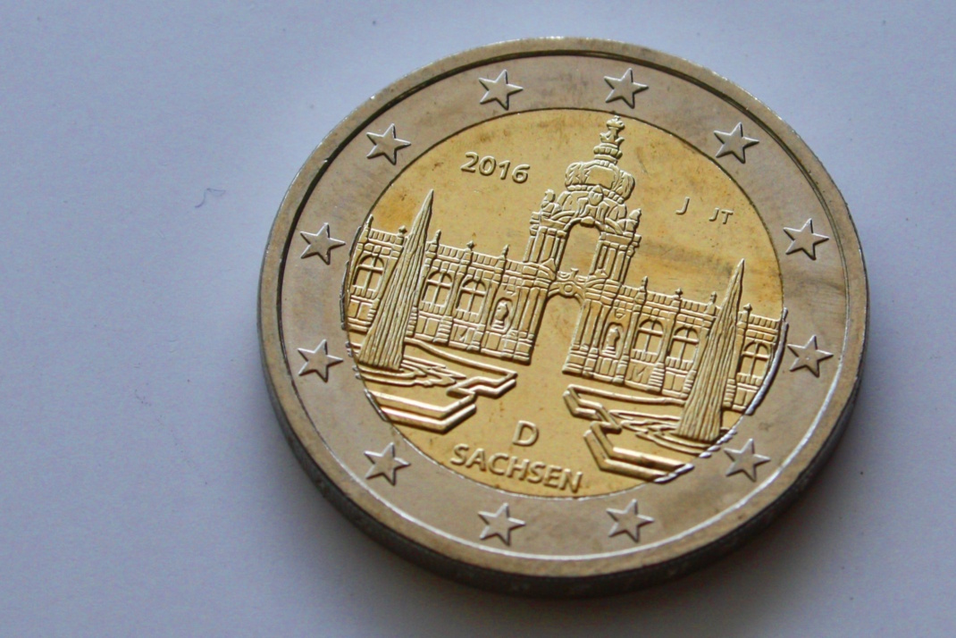 2-Euro-Münze mit Sachsen-Motiv, Nahaufnahme.