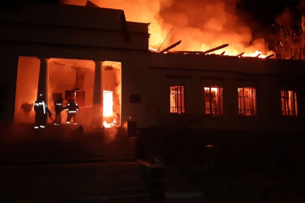 Das brennende Skovoroda Museum.