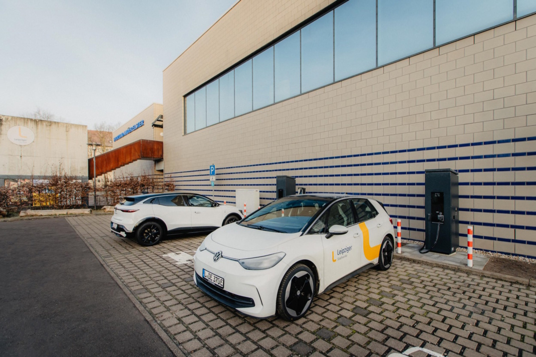 E-Ladestationen, parkende Autos vor einem Gebäude.