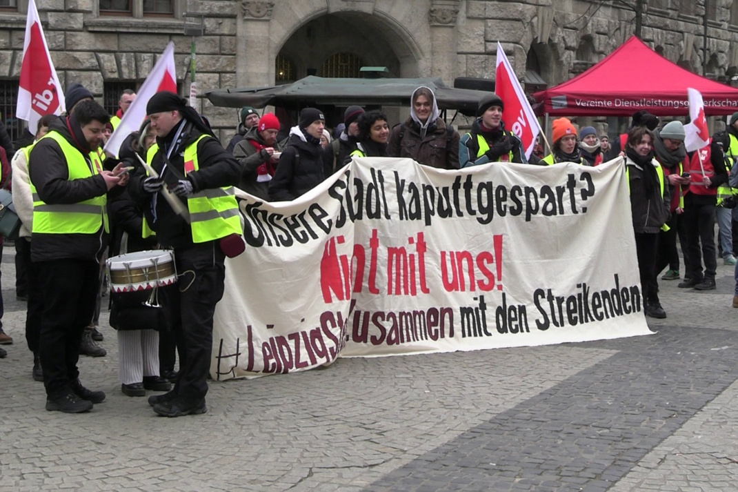 Demo der Gewerkschaft in der Innenstadt, Menschen stehen mit Transparent.