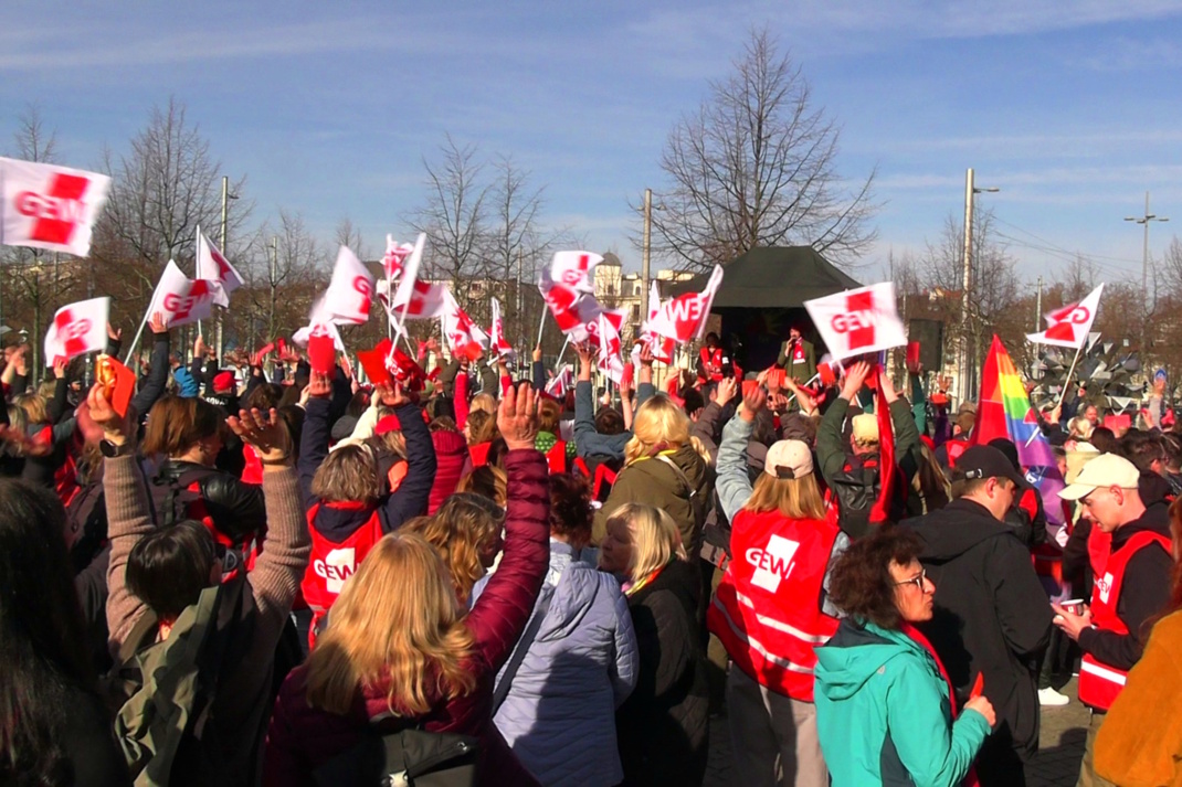 Streik, viele Menschen haben sich zu Kundgebung versammelt.