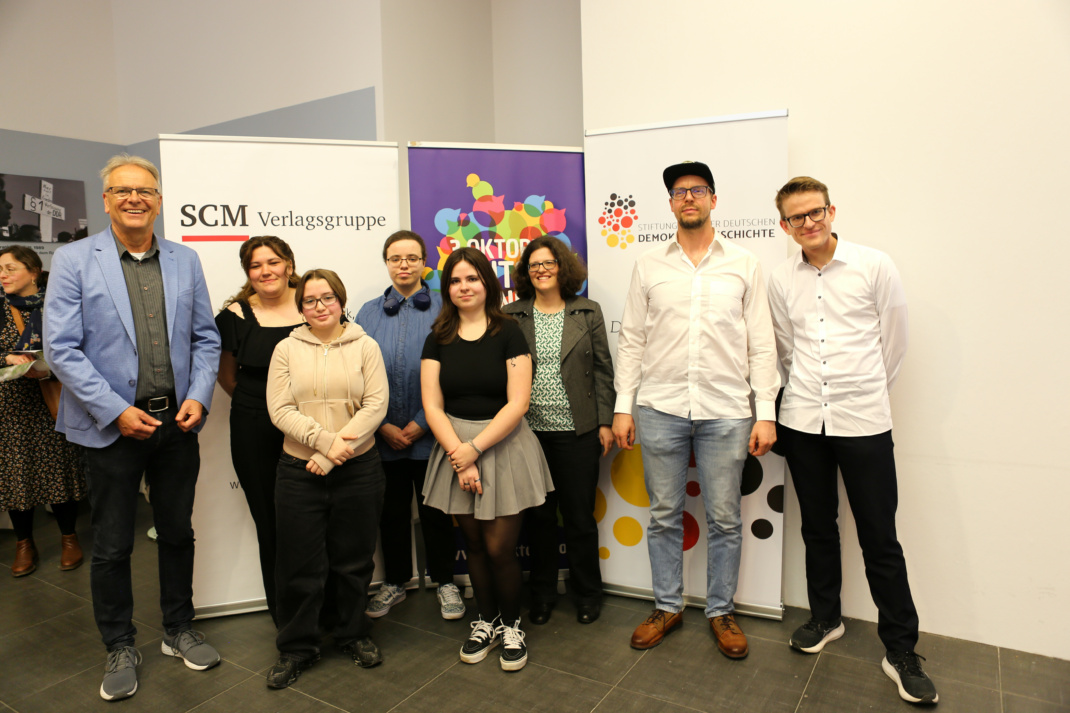 v.l.n.r.: Bernd Oettinghaus, Carina zeel, Lena Krüger, Franziska Höhn, Ayleen Hammer, Verena Schiffmann, Oliver Fahn, Manuel Knauft. Quelle: Initiative „3. Oktober Deutschland singt und klingt“