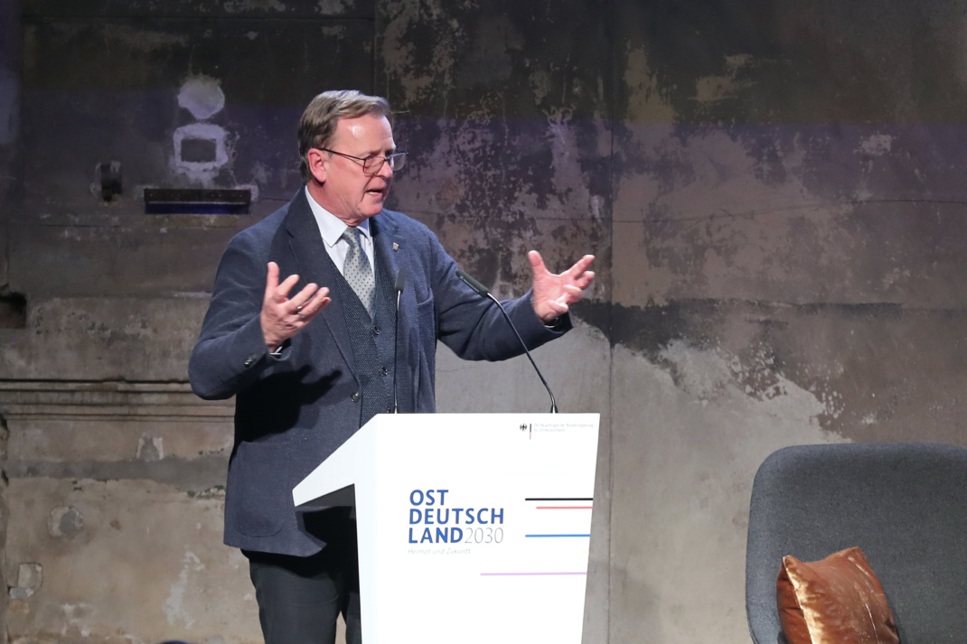 Bodo Ramelow auf der Konferenz OSTDEUTSCHLAND 2023 - Heimat und Zukunft am 17.11.23 im Kunstkraftwerk Leipzig. Foto: Jan Kaefer