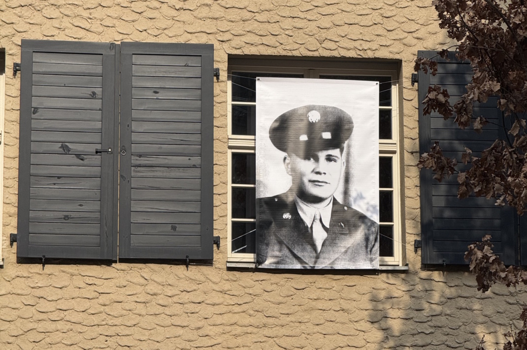 Das Porträt von Jerry Adolph Nothman in einem Fenster des Leipziger Ariowitsch-Hauses. Er wuchs in den 1920er-Jahren in Leipzig auf, emigrierte mit seiner Familie in die USA und war 1945 an der Befreiung von Deutschland von den Nazis beteiligt: Foto: Jutta Stahl-Klimmt/Ariowitsch-Haus