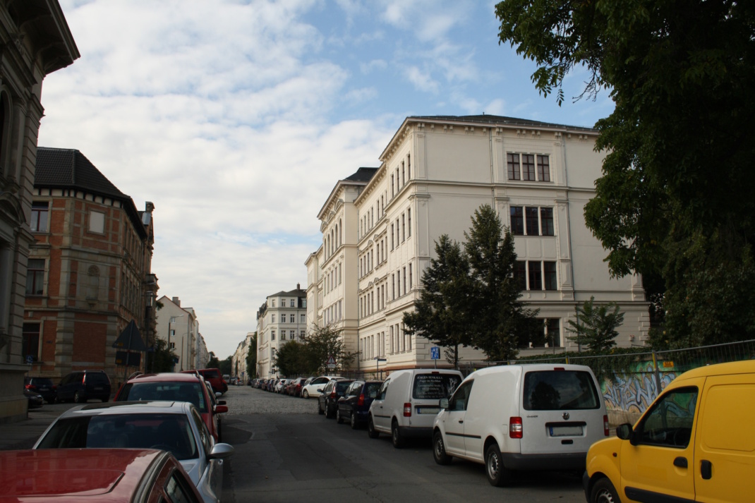 Sebastian-Bach-Straße im Bachstraßenviertel. Seitenstraße, parkende Fahrzeuge,