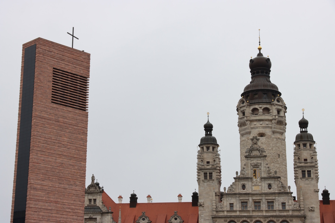 Neues Rathaus und Glockenturm der Trinitatiskirche.