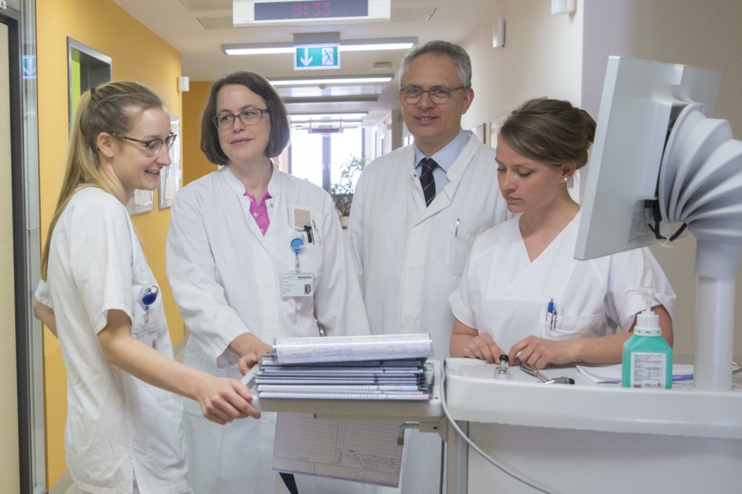 Das UKL-Neurologen-Team um Prof. Joseph Claßen und Prof. Dorothee Saur ( 2.v.l.) bereiten sich auf die Umsetzung der neuen Alzheimer-Therapie vor. Bild: UKL/Stefan Straube