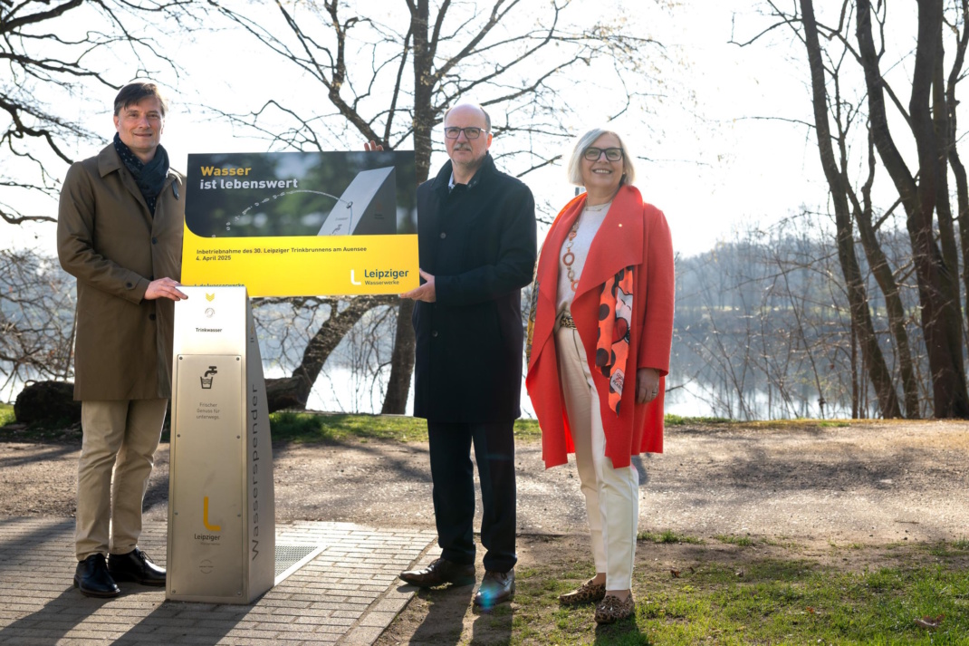 Wasser auf Knopfdruck ab sofort auch am Auensee: Bürgermeister Heiko Rosenthal, Mario Hoff und Kerstin Schultheiß (beide Leipziger Wasserwerke) (v.l.) nahmen den 30. Trinkbrunnen in Leipzig und Region in Betrieb. Foto: Leipziger Gruppe