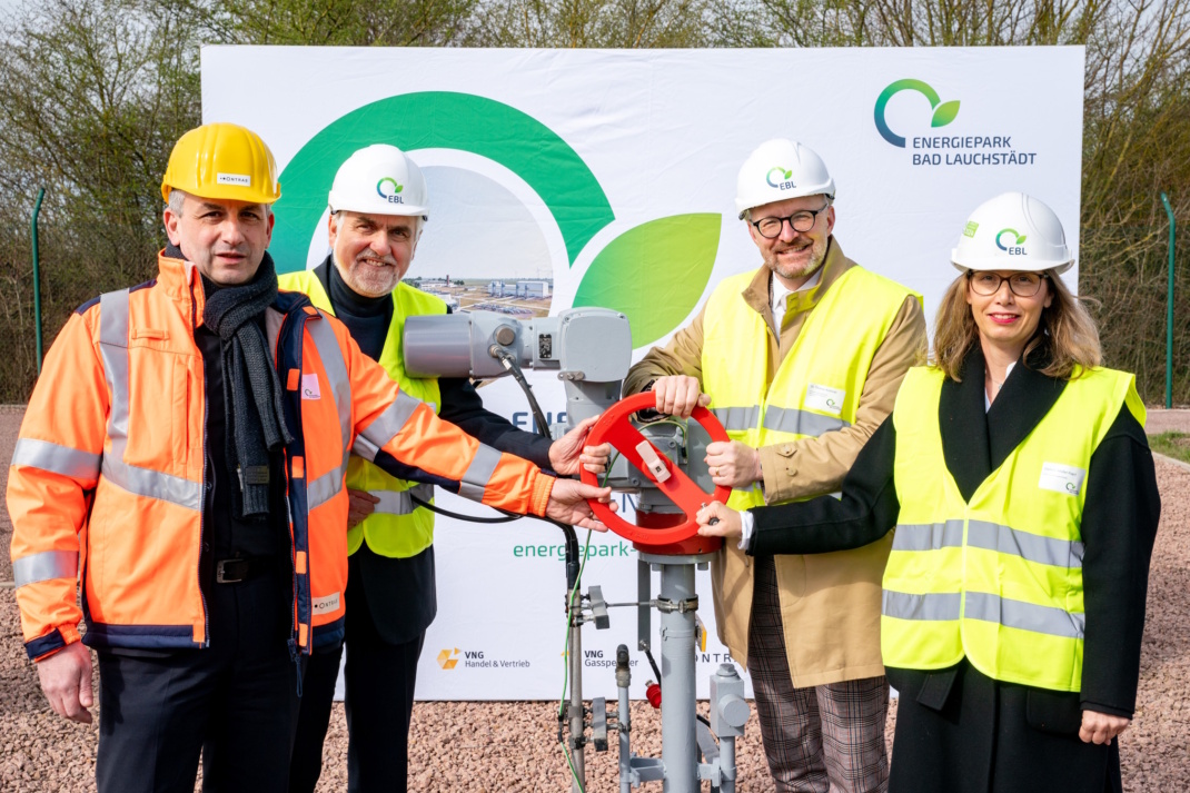 Personengruppe mit Warnkleidung und Helmen.