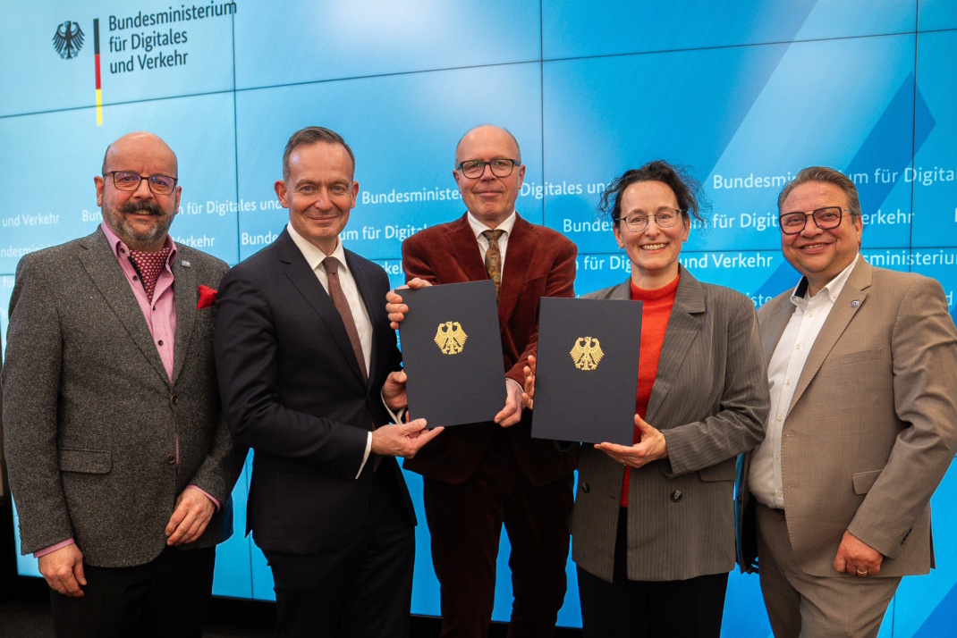 Markus Wartha, Dr. Volker Wissing, Dr. Dominik Geißler, Dr. Beate Ginzel in Vertretung für Burkhard Jung und Christian Roszack, Projektleitung AIAMO. Foto: BMDV