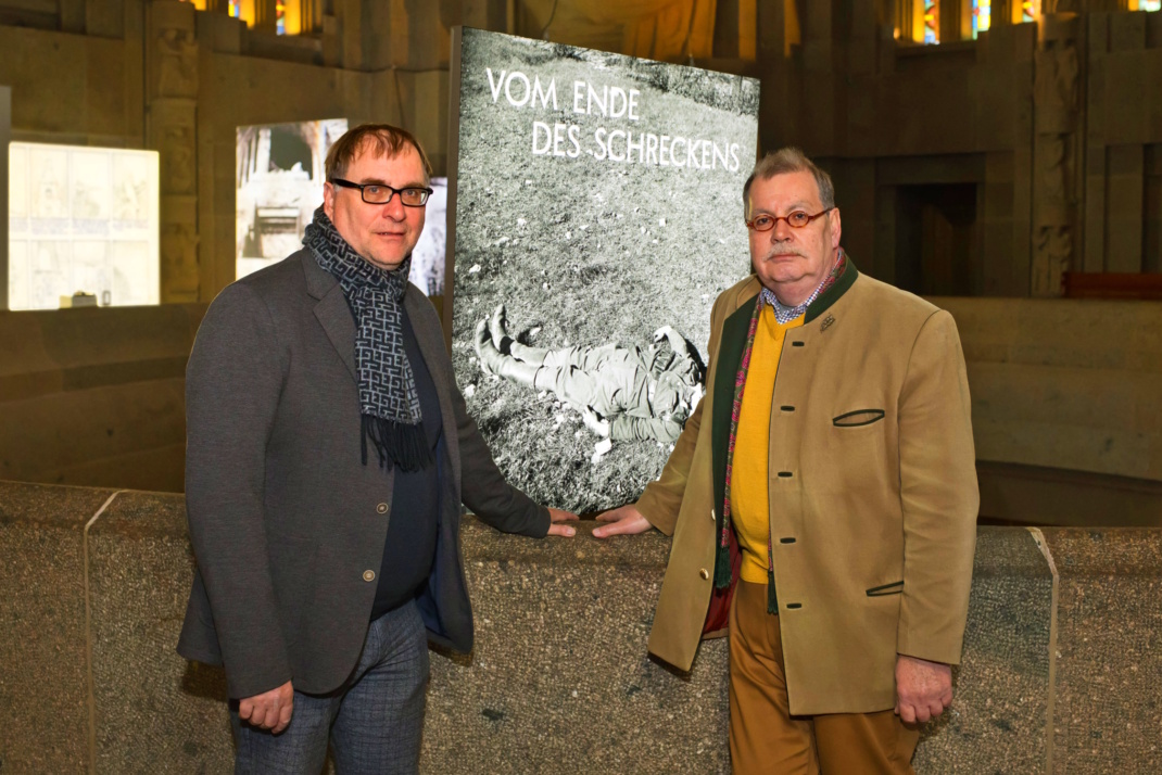 Dr. Anselm Hartinger, Geschäftsführer Stiftung Völkerschlachtdenkmal, & Steffen Poser, Denkmaleiter, zur Bildinstallation »Vom Ende des Schreckens – 80 Jahre Kriegsende Leipzig« (bis 29.6.2025 im Völkerschlachtdenkmal), Foto: Gert Mothes
