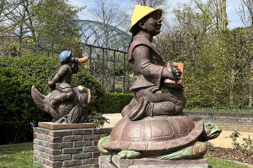 Keramiken stehen als Denkmäler in Parkanlage.