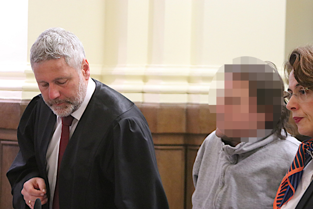 Angeklagter mit Anwalt Engel.