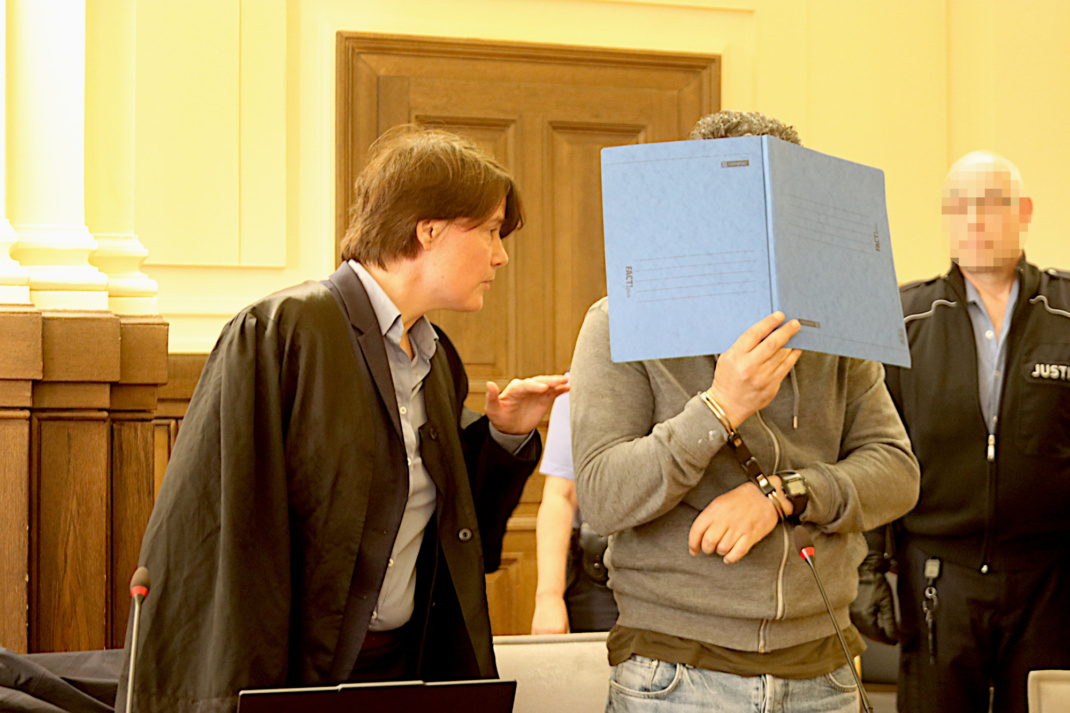 Angeklagter und Verteidigerin im Gericht.