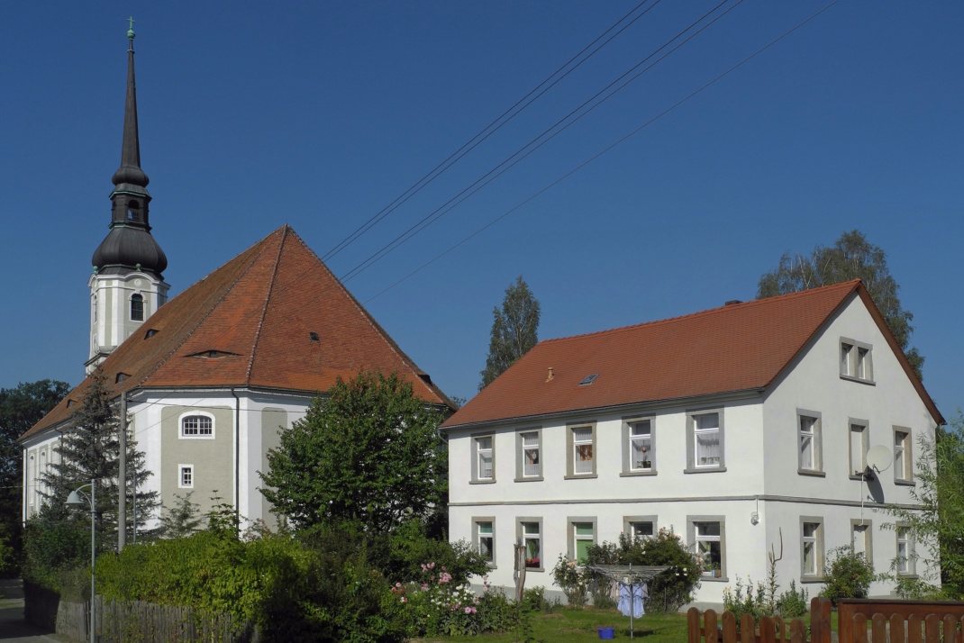 Rückansicht der Kirche Cunewalde (SchiDD, CC BY-SA 4.0, https://commons.wikimedia.org/w/index.php?curid=94381274)