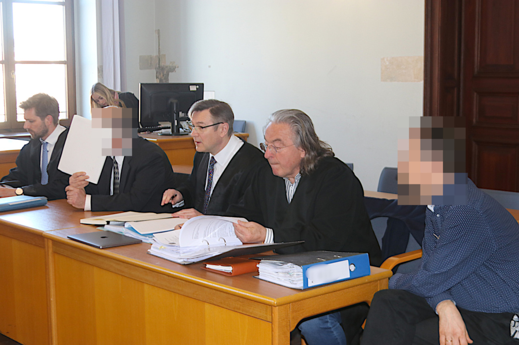 Angeklagte mit Verteidigern.