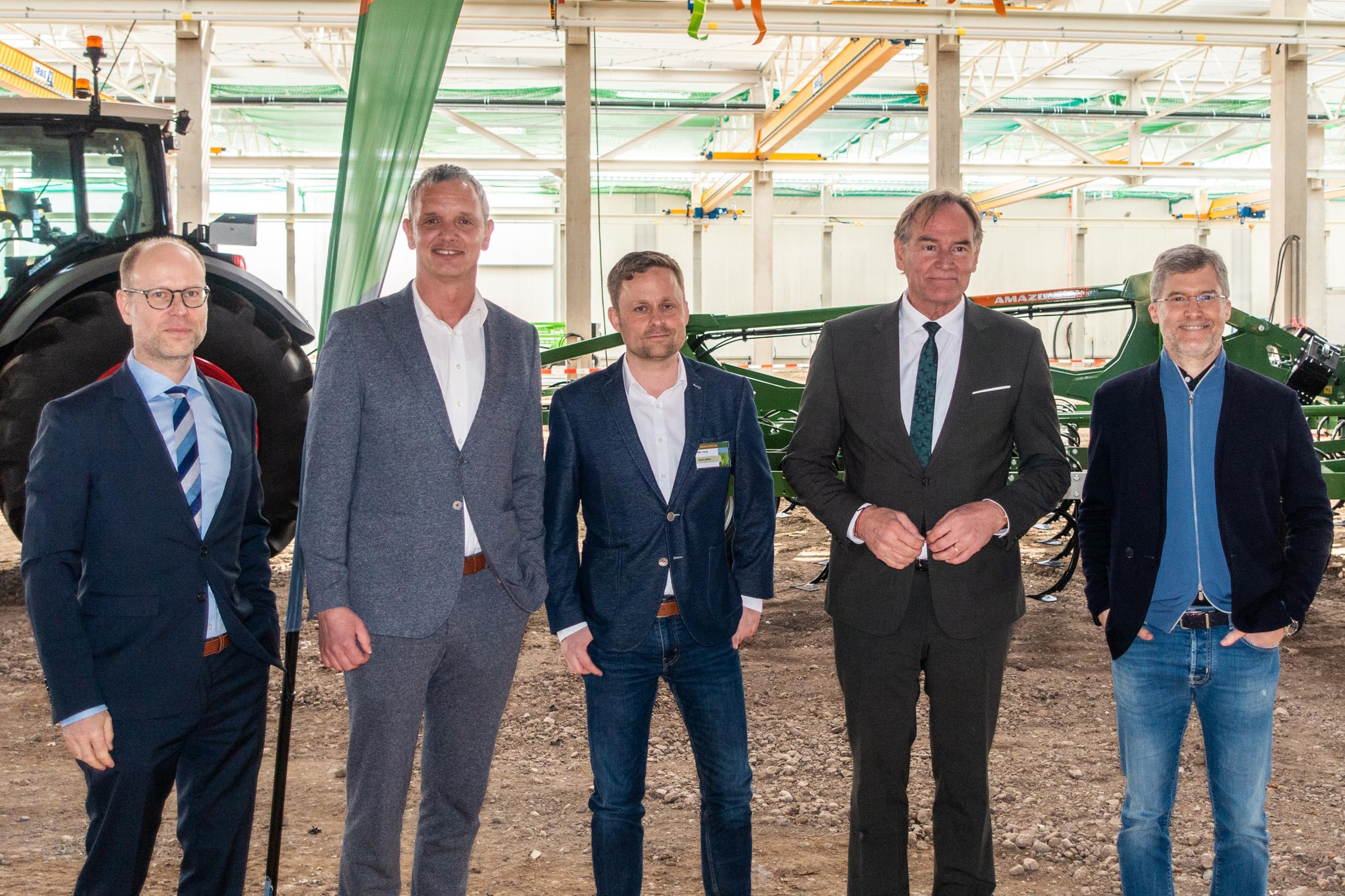 Clemens Schülke (Wirtschaftsbürgermeister Leipzig), Mario Schnieber (Niederlassungsleiter Goldbeck), Martin Wilken (Geschäftsleitung BBG), Burkhard Jung (Oberbürgermeister Leipzig), Dr. Justus Dreyer (Vorsitzender der Geschäftsführung und Inhaber Amazone Gruppe) beim Richtfest am 2. April. Foto: Amazone