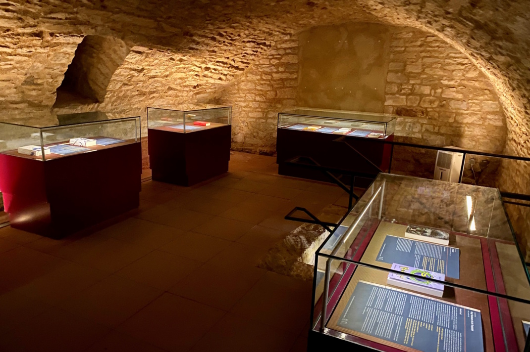 Blick in die Sonderausstellung „Die Merseburger Zaubersprüche und ihre Rezeption in der Literatur“. Foto: Vereinigte Domstifter