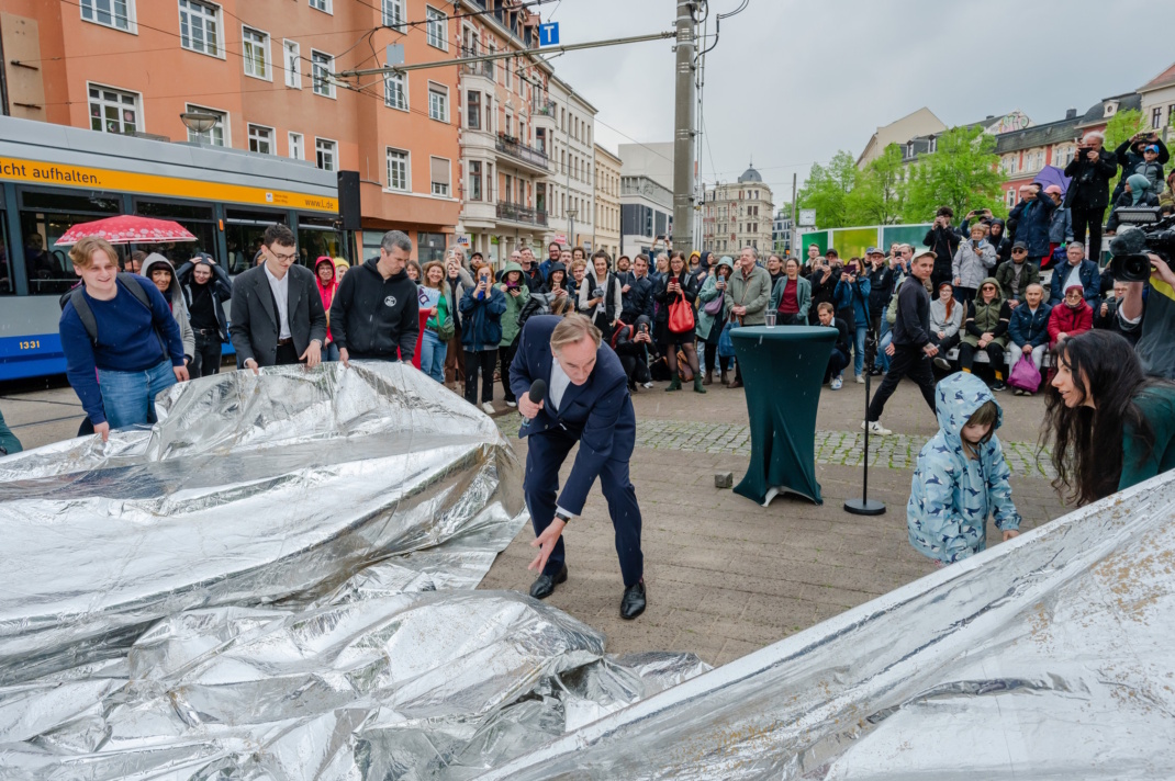 Enthüllung des "Meuten Memorial" auf dem Lindenauer Markt mit OBM Burkhard Jung. Foto: Kirsten Nijhof
