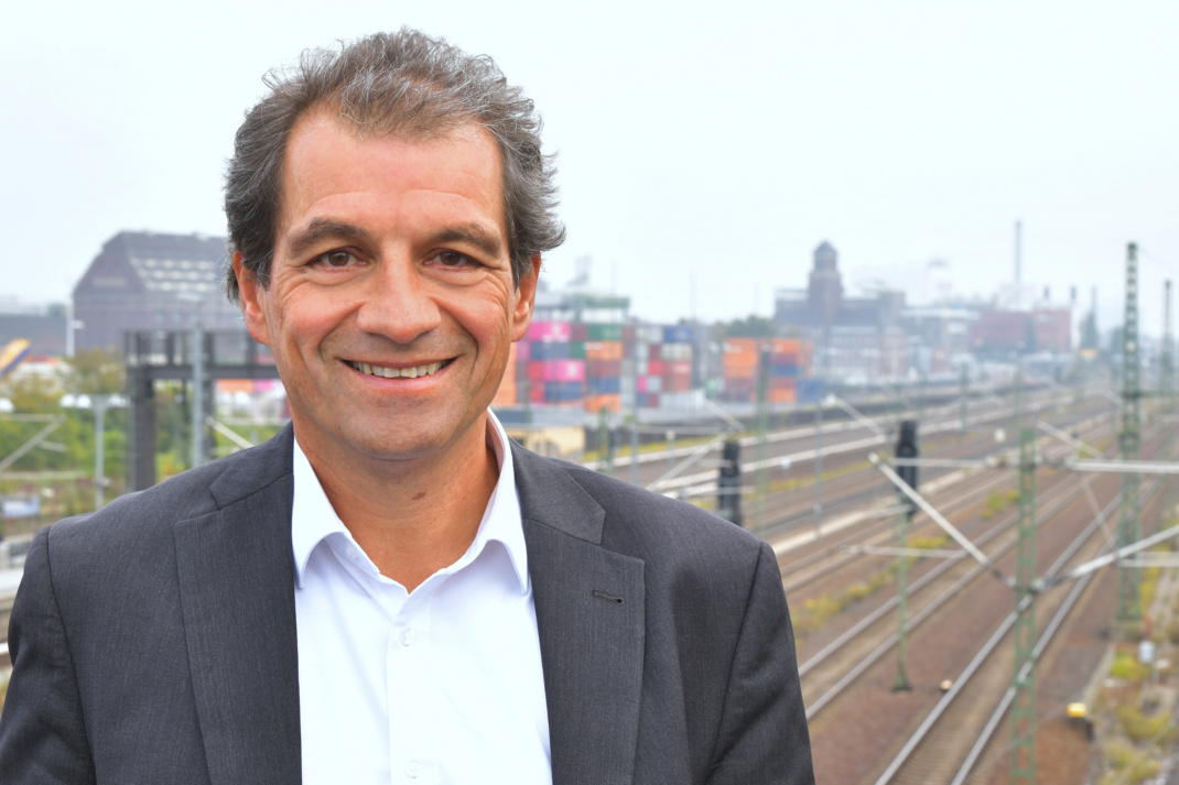 Mann, Hintergrund Eisenbahngelände