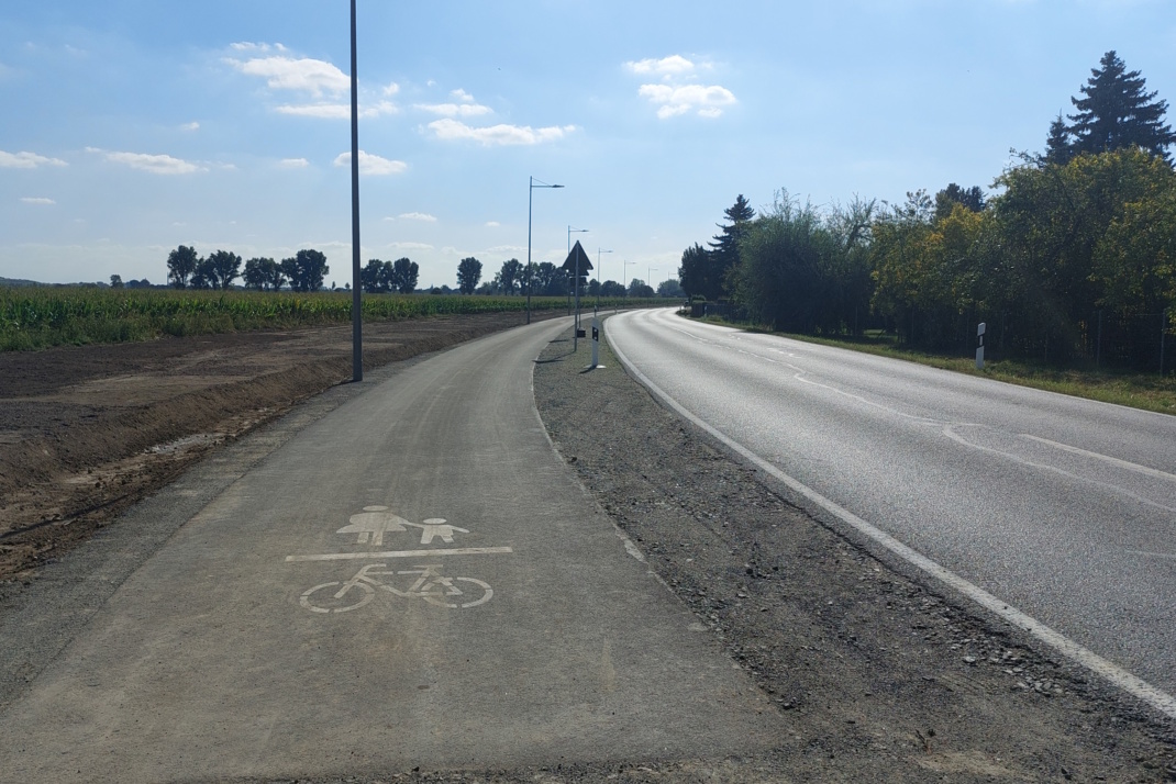 Neu gebauter Radweg zwischen Baalsdorf und Holzhausen. F