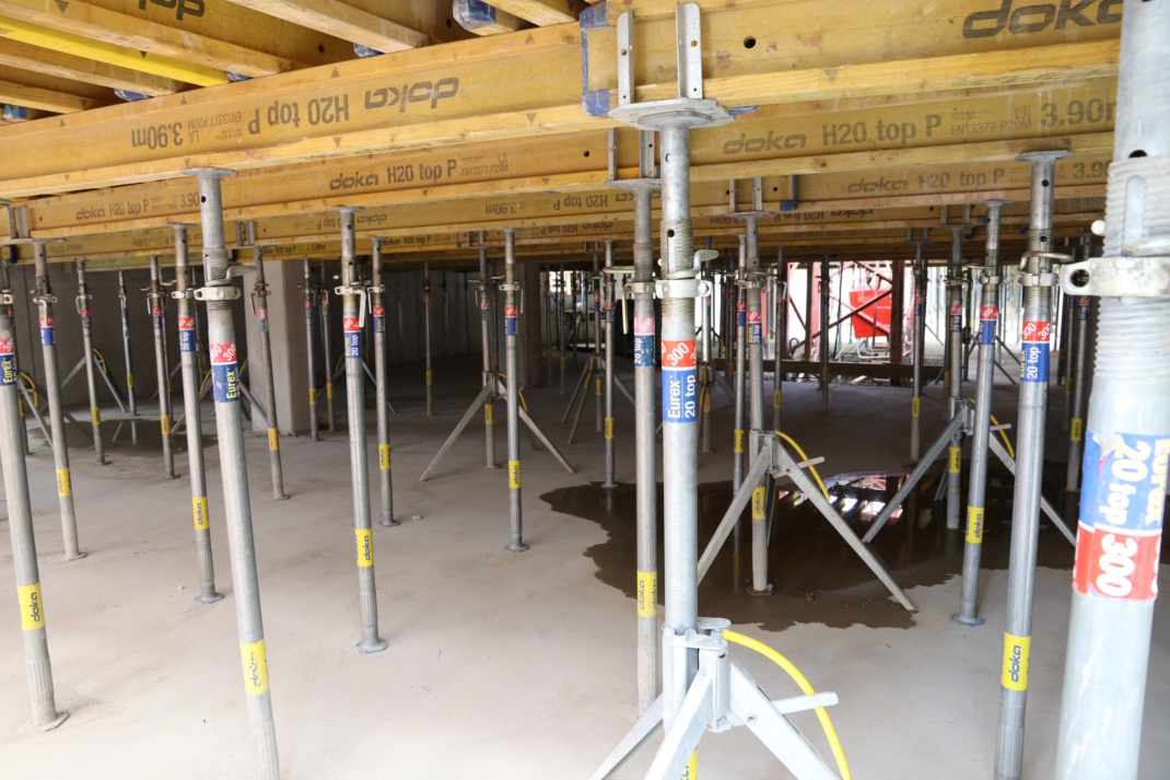 Blick in ein Baustellengebäude.