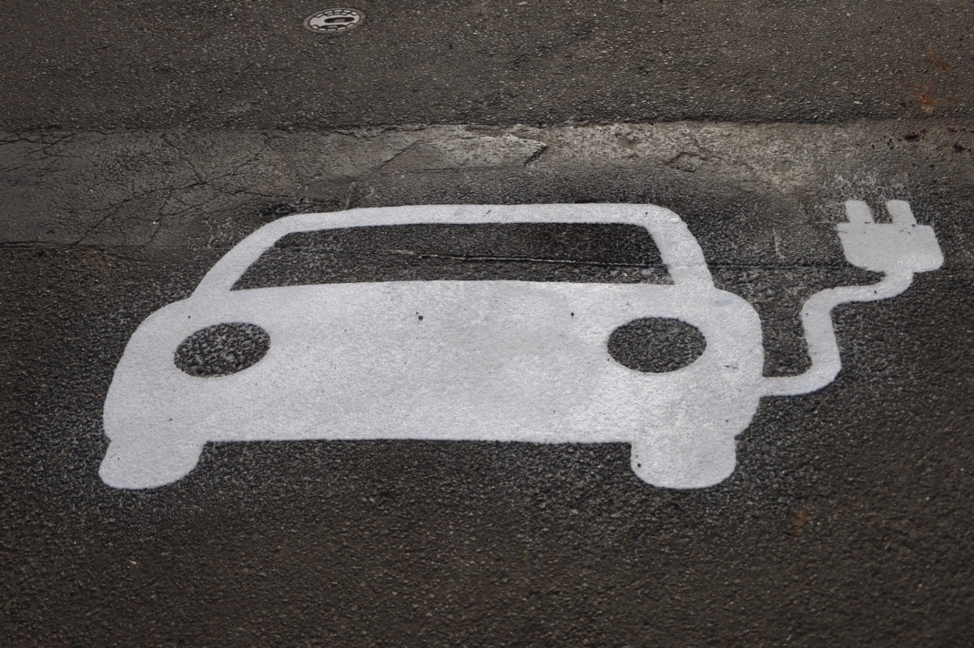 Weiße Markierung für das elektrische Laden von Autos.
