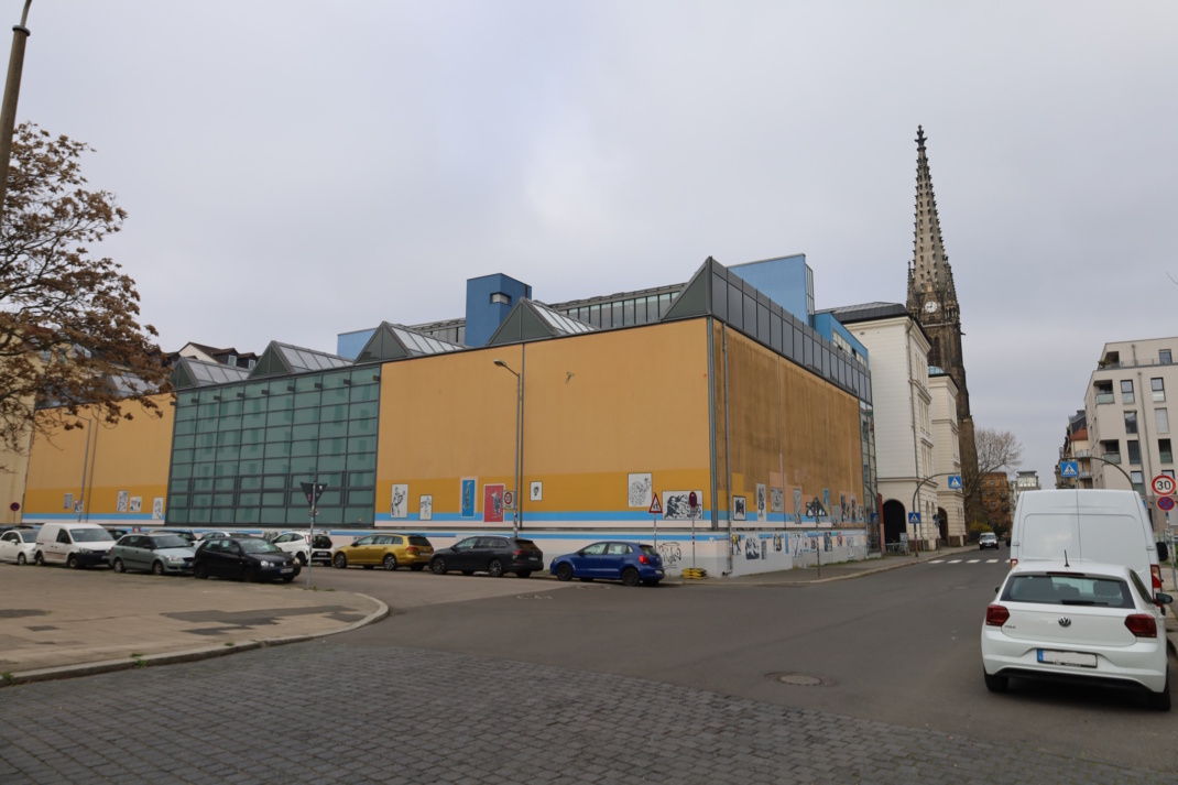 Die Turnhalle des Evangelischen Schulzentrums mit Blick auf den Turm der Peterskirche.