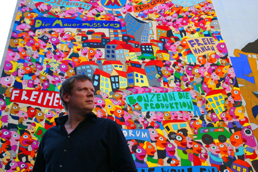 Michael Fischer-Art vor seinem Wandbild am Brühl. Archivfoto: Ralf Julke